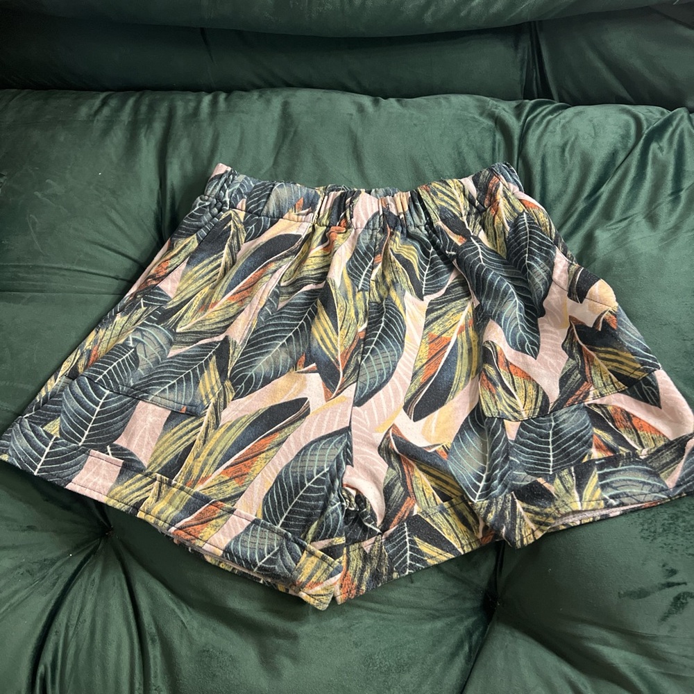 Leaf print shorts